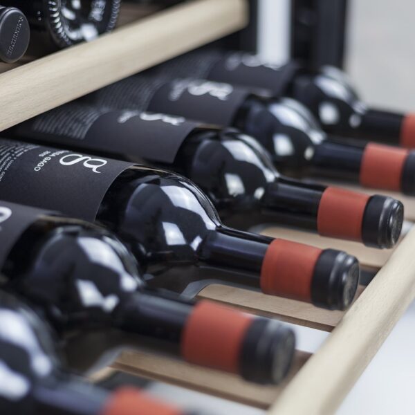 Racitor de vinuri incorporabil, 18 sticle, Caso Germany, WineSafe 18 EB, inox