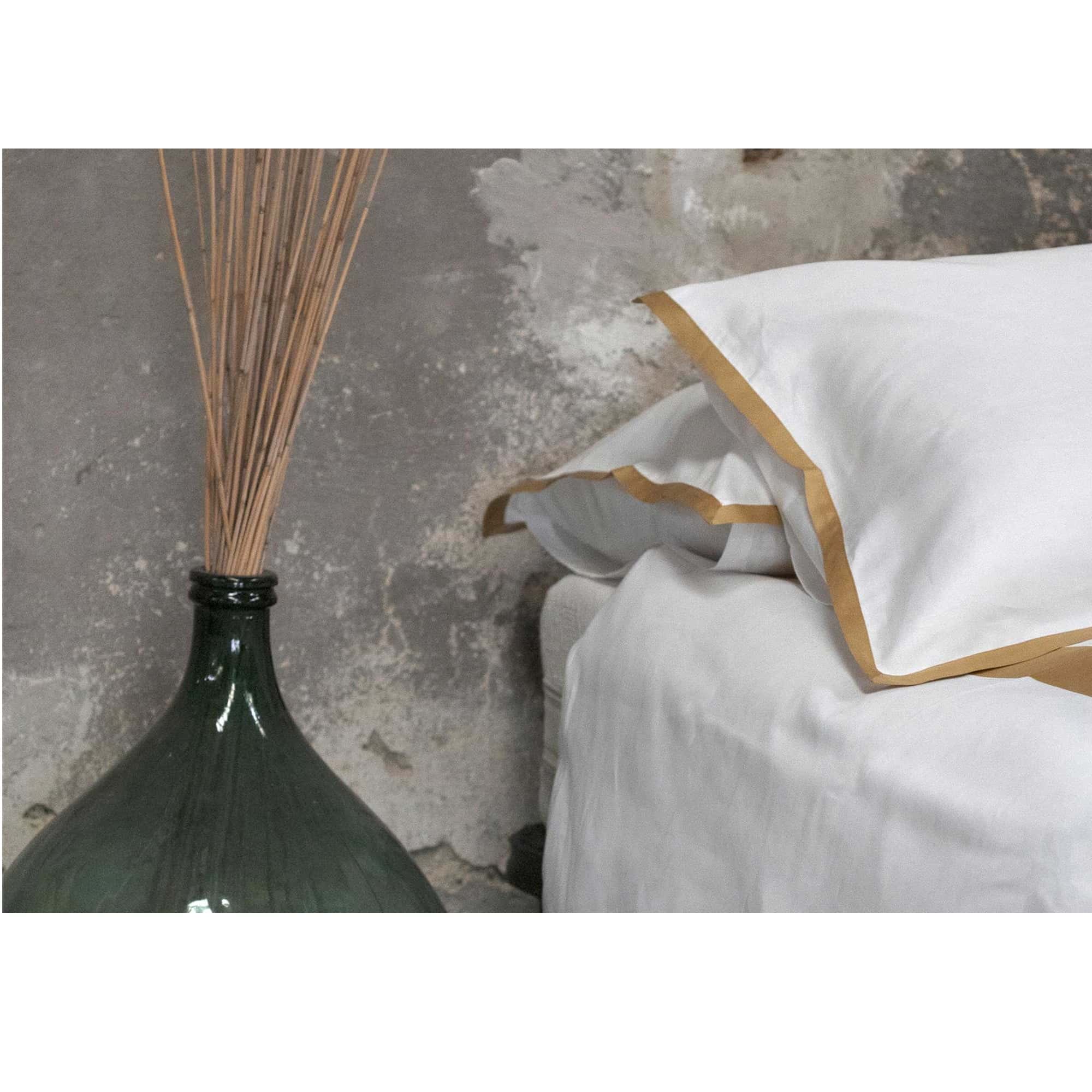 Set lenjerie de pat matrimonial 4 piese, Biancoperla - Smeraldo Seitan, alb/auriu