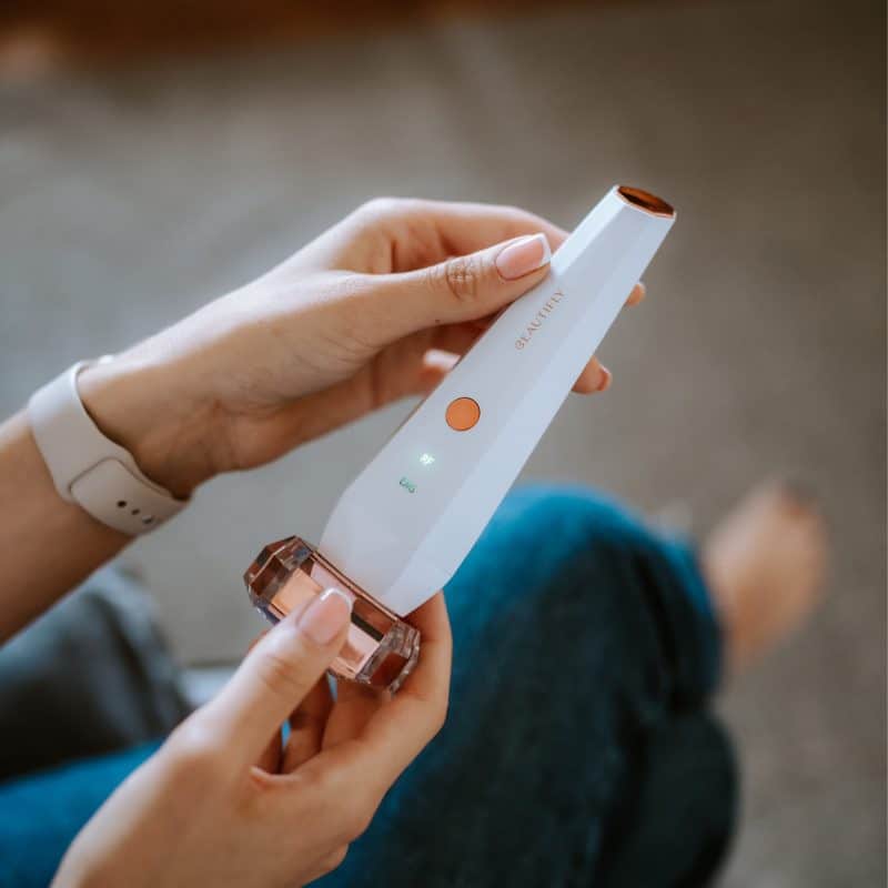 Aparat pentru masaj facial cu capat placat cu aur 24k, Beautifly, B-Lumix PRO, alb