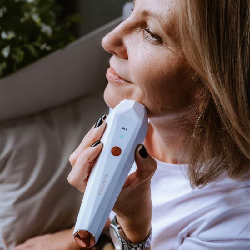 Aparat pentru masaj facial cu capat placat cu aur 24k, Beautifly, B-Lumix PRO, alb