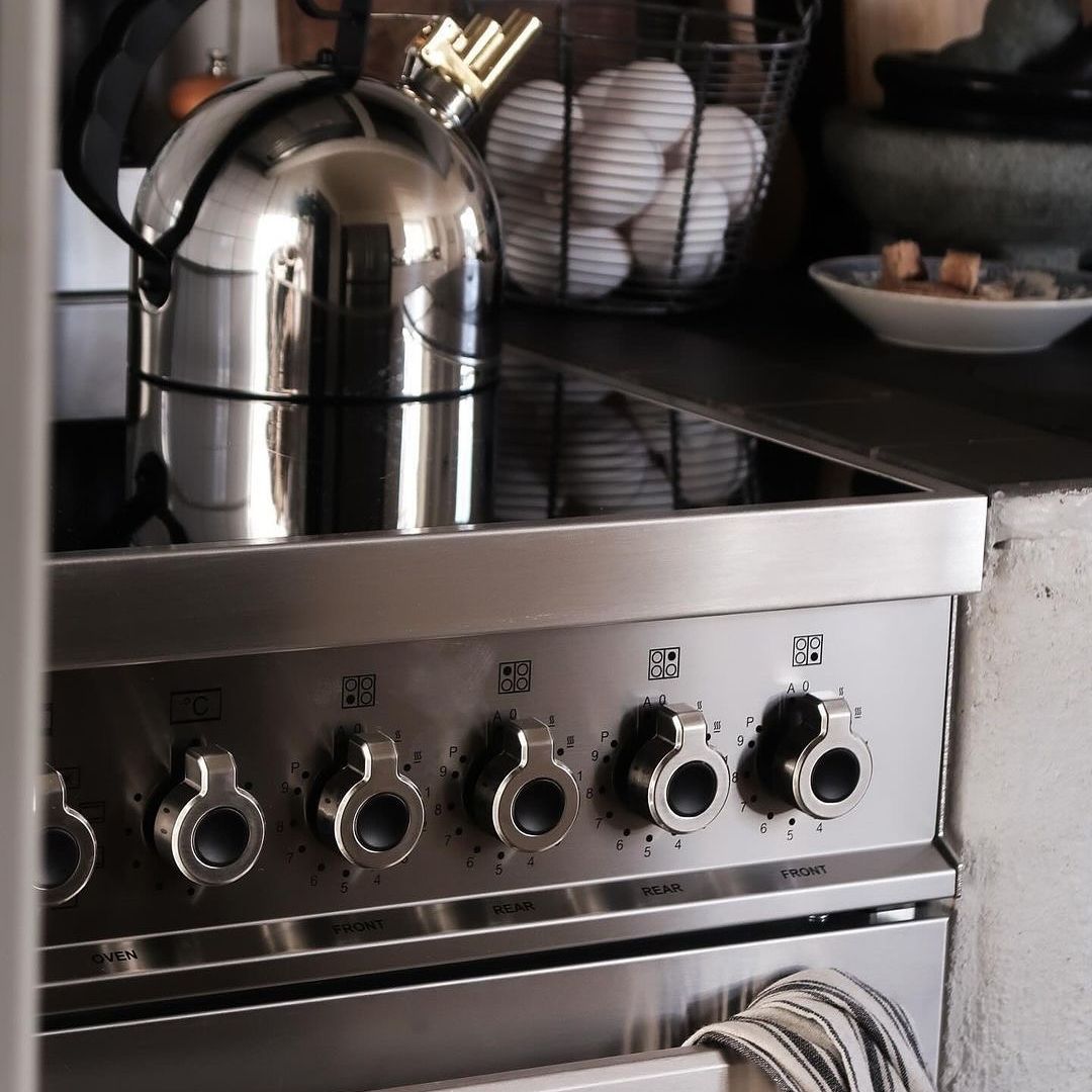 Aragaz electric cu plita pe inductie, Bertazzoni, 60 cm, 4 zone, colectie Professional, negru