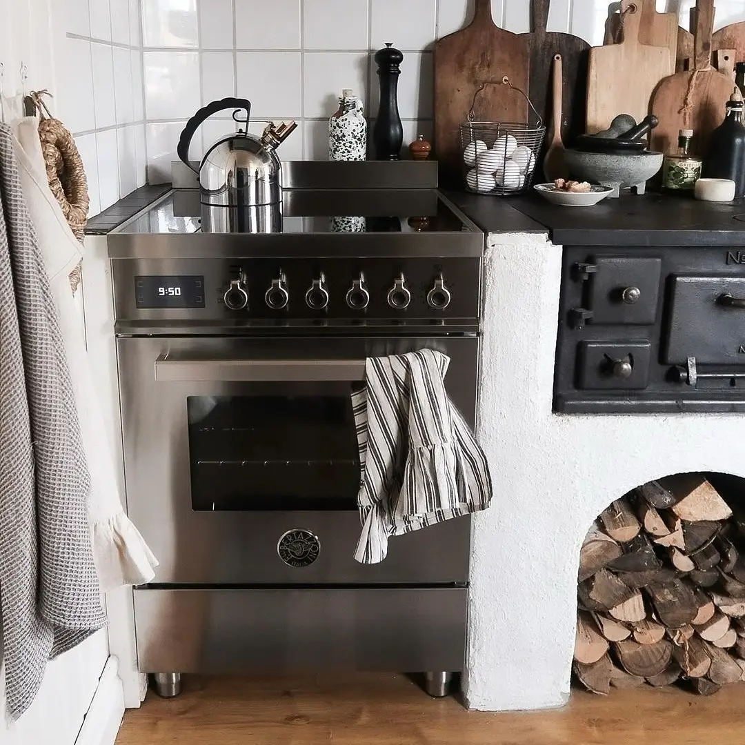 Aragaz electric cu plita pe inductie, Bertazzoni, 60 cm, 4 zone, colectie Professional, negru