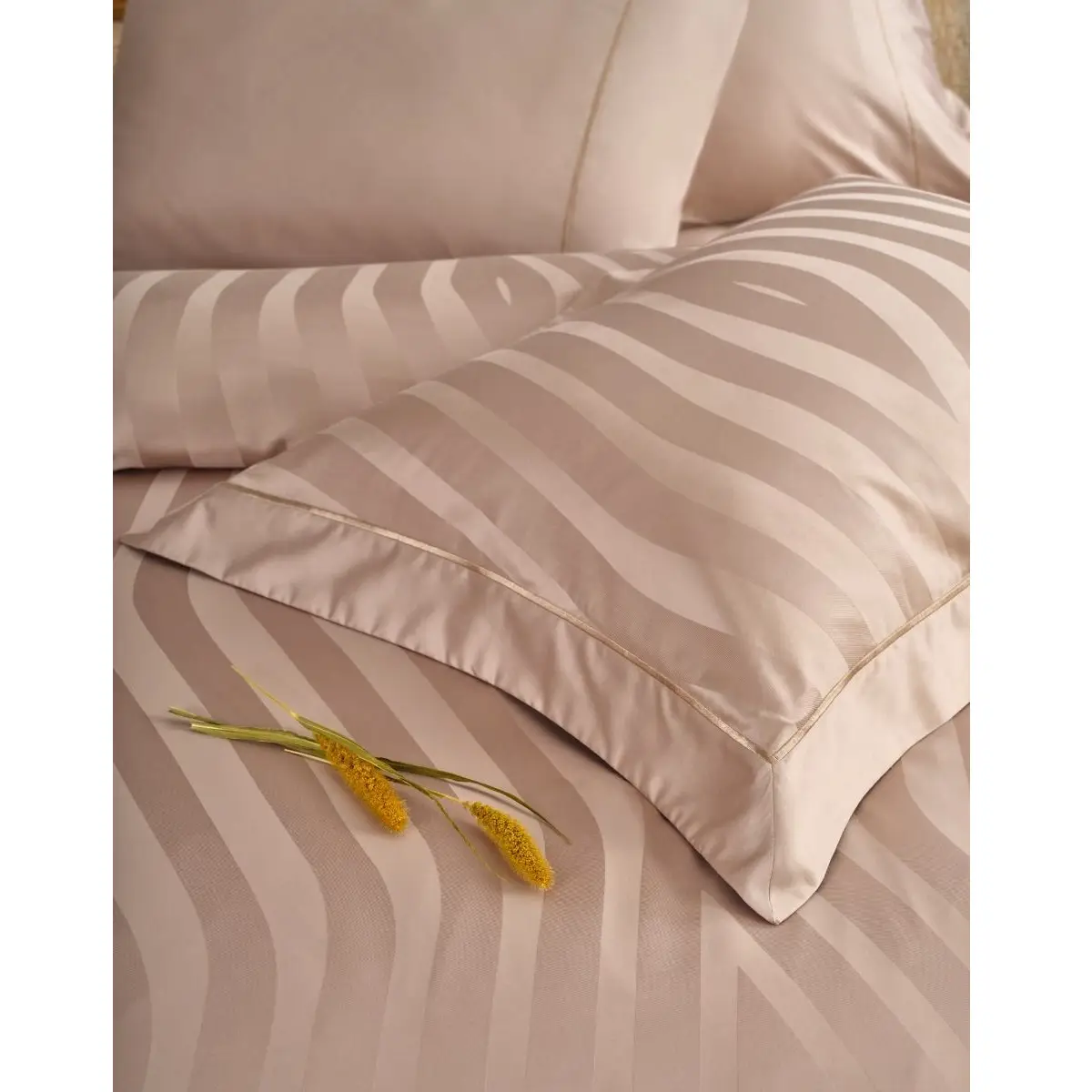 Set lenjerie de pat matrimonial premium, Valeron, 7 piese, Agata, 100% bumbac egiptean, bej