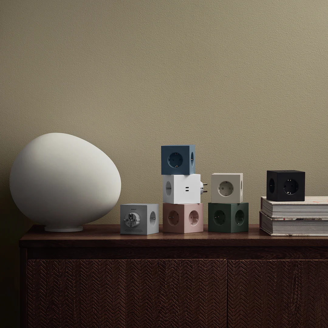 Prelungitor cubic AVOLT SQ2-EUFC30-WMOP Square2 roz pastel, alb, negru, bleumarin, asezate pe o masa