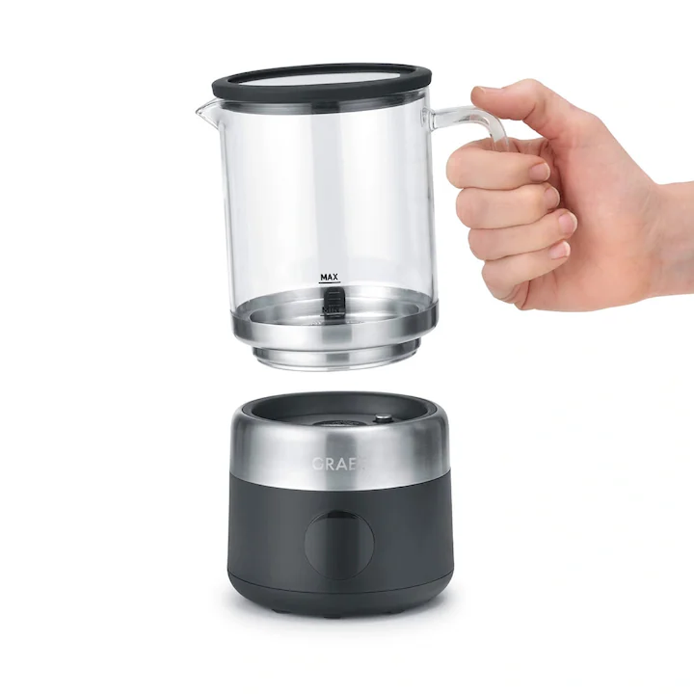 aparat pentru spumarea laptelui, graef, capacitate max 500 ml, recipient sticla, lapte 250 ml, 5 functii, spuma laptelui rece sau cald, oprire automata, display digital, afisare program, panou control de control touch, fundal alb, recipient sticla tinut in mana