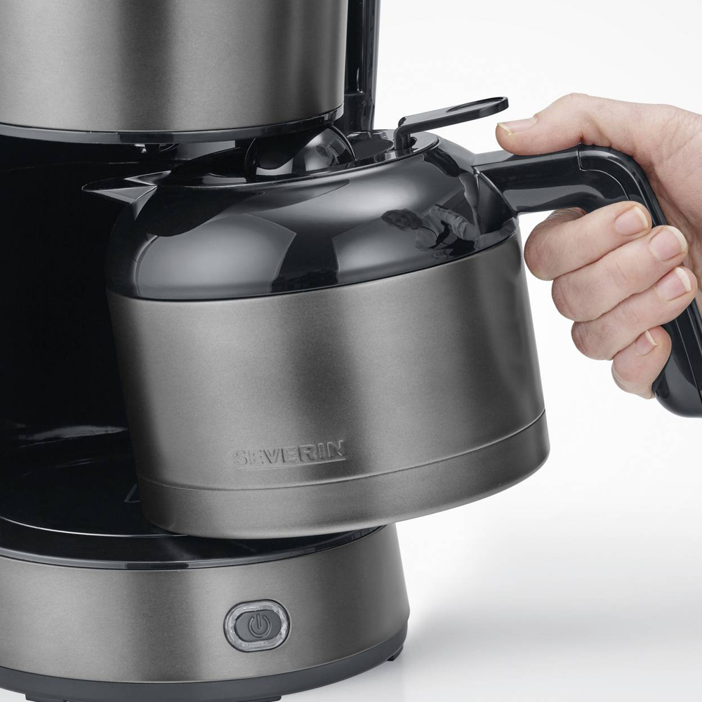 cafetiera severin, capacitate 1 litru, preparare 8 cesti de cafea, mentinere la cald, pentru cafea macinata, filtru detasabil si lavabil, buton on/off iluminat, oprire automata, rezervor apa gradat, curatare usoara, cablu retractabil, carafa scoasa din cafetiera