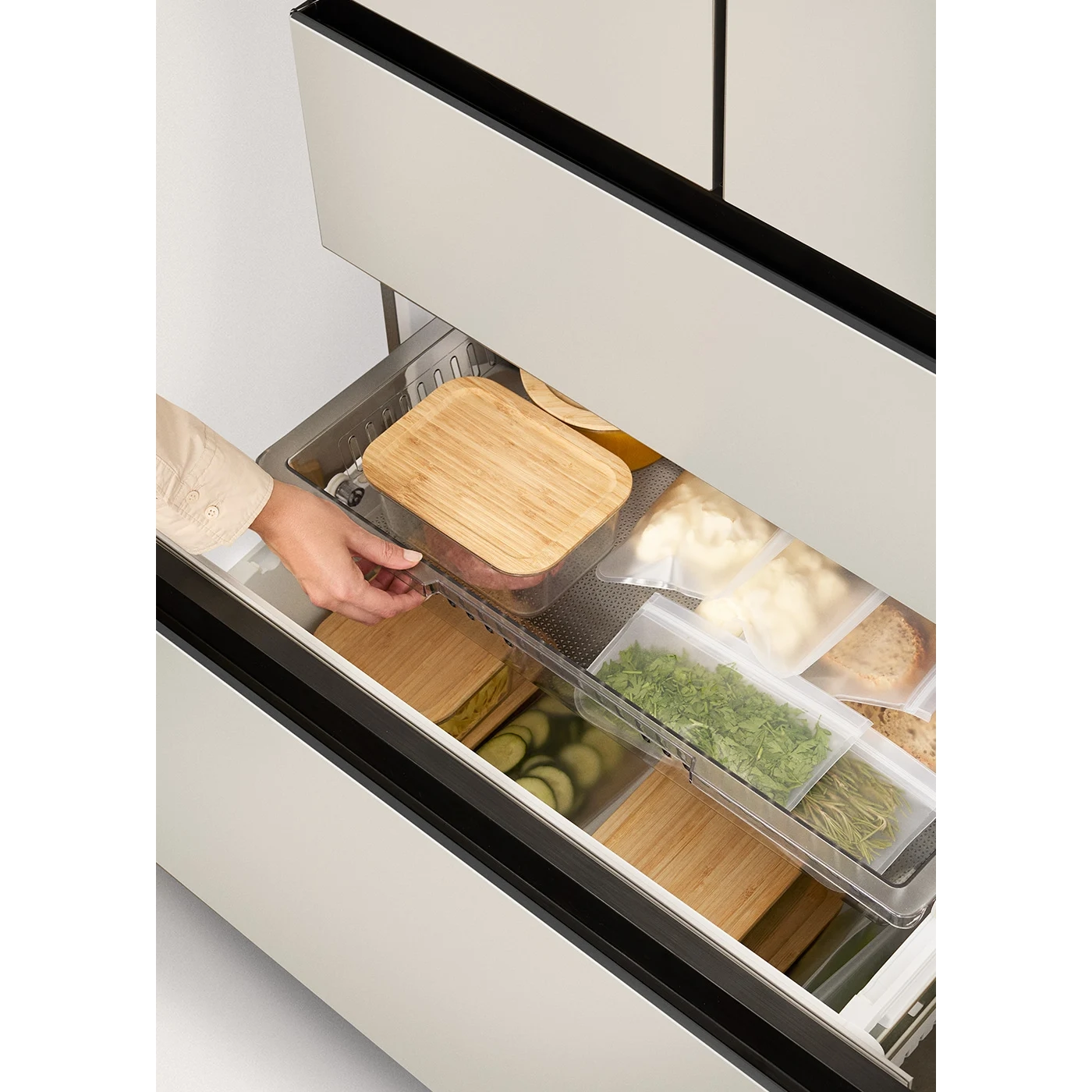Frigider side by side No Frost CREATE, French Door Pro, 509 litri crem, cu sertar deschis