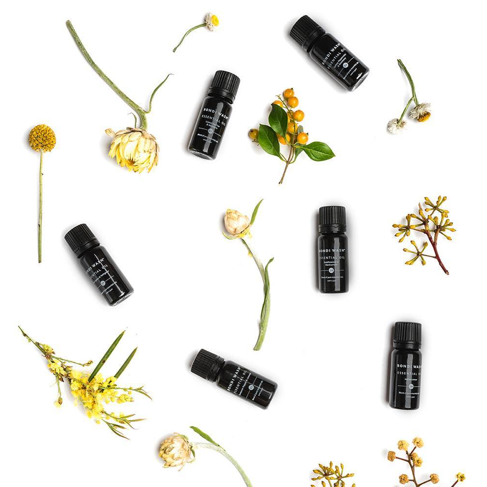 ulei esential, bondi wash, fragonia si lemn de santal, 100% concentrat, pentru aroma terapie, masaj si baie, produse pe fundal alb, flori uscate in fundal