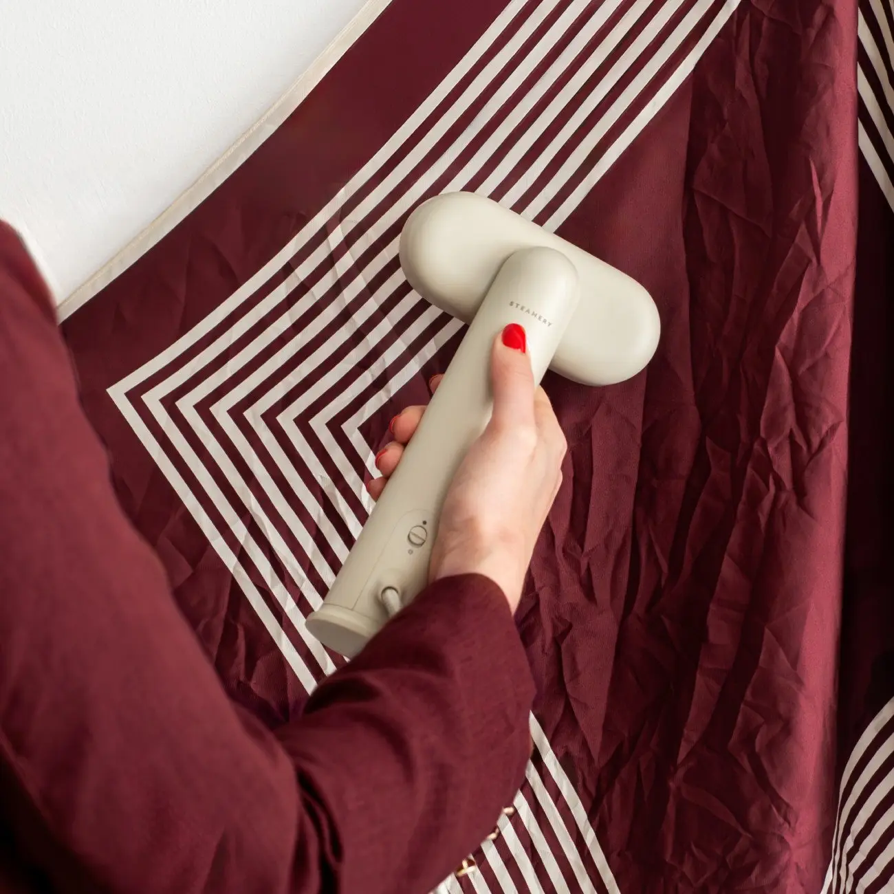 aparat de calcat vertical cu aburi, steamery stockholm, cirrus lite travel, ideal pentru calatorii