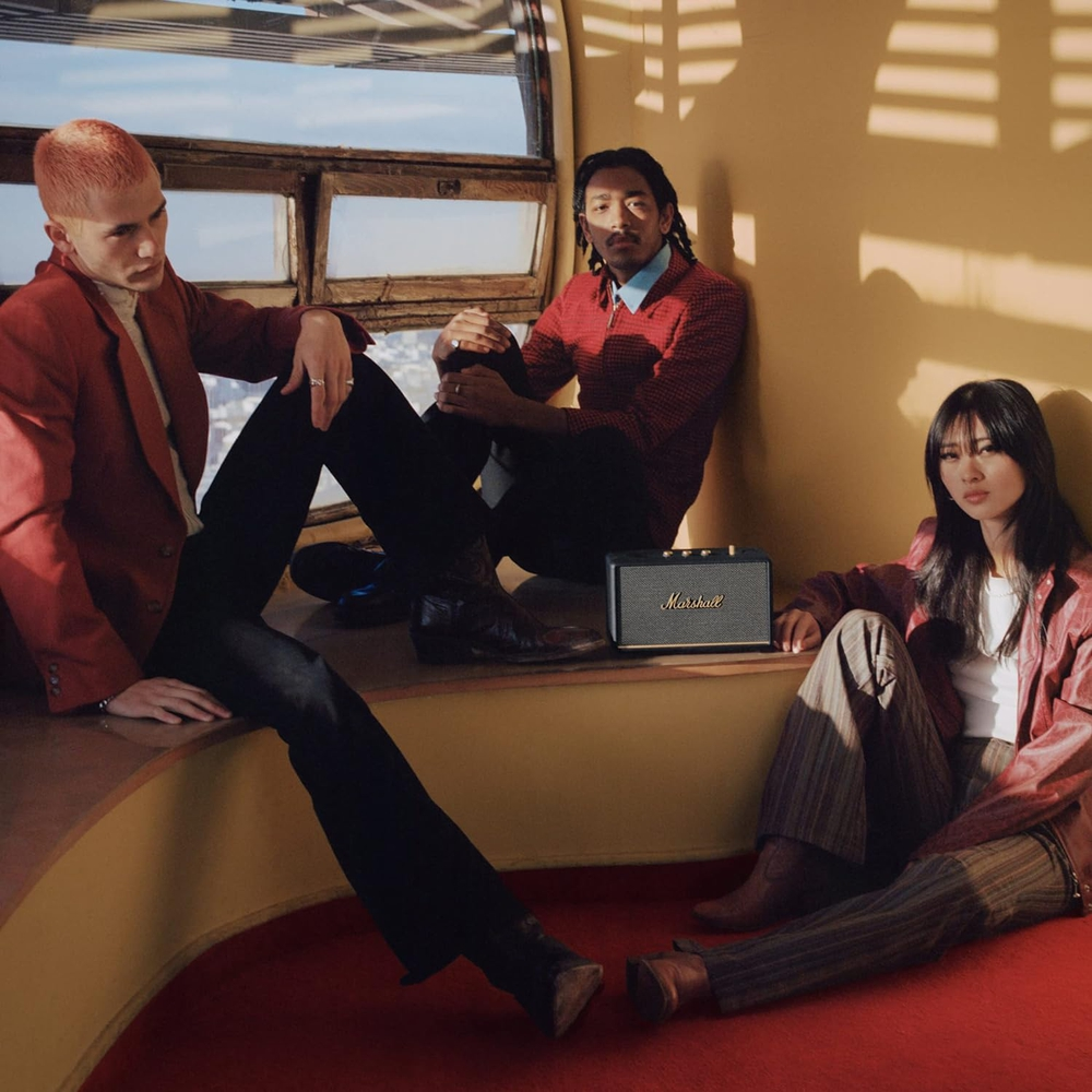 boxa portabila marshall, acton III, 60 W RMS, stereo, Bluetooth 5.2, AUX 3.5 mm, conectare prin aplicatie, control bass, raza acoperire 10 m, tehnologie dynamix loudness, langa un grup de oameni