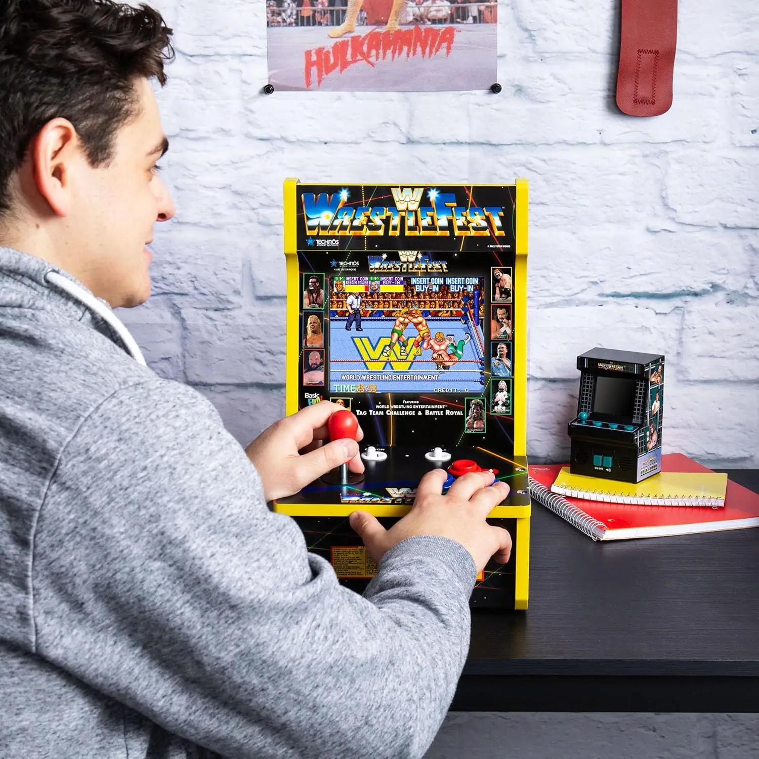 consola retro cu 4 jocuri, arcade1up, pe birou, wwe counter arcade, controale mecanice arcade full size, functionale