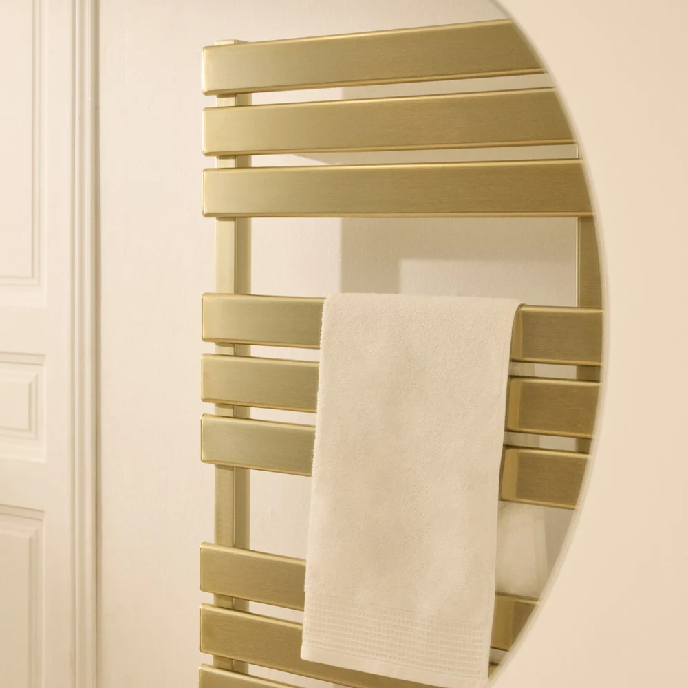 calorifer/radiator electric pentru baie create, warm towel, port-prosop, temperatura 40°C, panou de control digital, poate fi montat pe perete, timer 8 h, consum redus, picioare incluse, reflexie oglinda