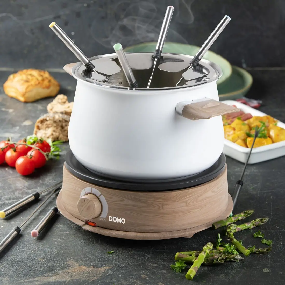 set fondue pentru 8 persoane, cu capacitate 1.4 litri, 8 furculite incluse, baza statie rotativa, termostat ajustabil, 1500 w, alb lemn