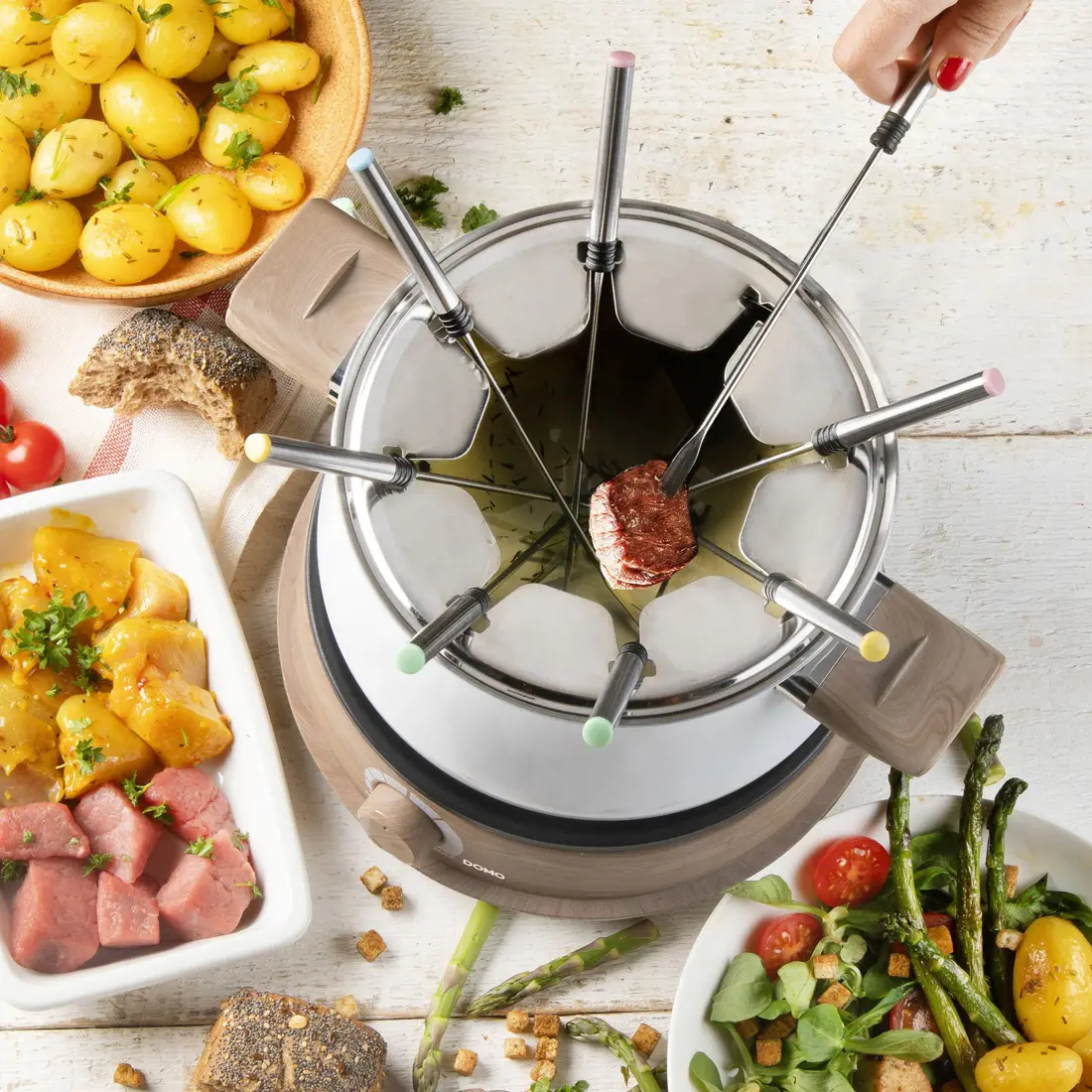 set fondue pentru 8 persoane, cu capacitate 1.4 litri, 8 furculite incluse, baza statie rotativa, termostat ajustabil, 1500 w, alb lemn