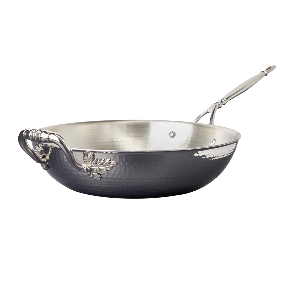 tigaie wok ruffoni, colectia opus prima, 30 cm diametru, handmade in italy, material otel inoxidabil, manere sculptate manual, agatatoare integrata, compatibila cu plitele pe gaz, electrice si inductie, rezista pana la 260 grade celsius, inox