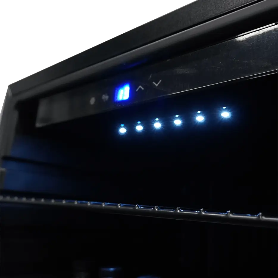 vitrina frigorifica, combisteel, cu capacitate 115 litri sau 161 de doze, cu 3 rafturi interschimbabile si decongelare automata