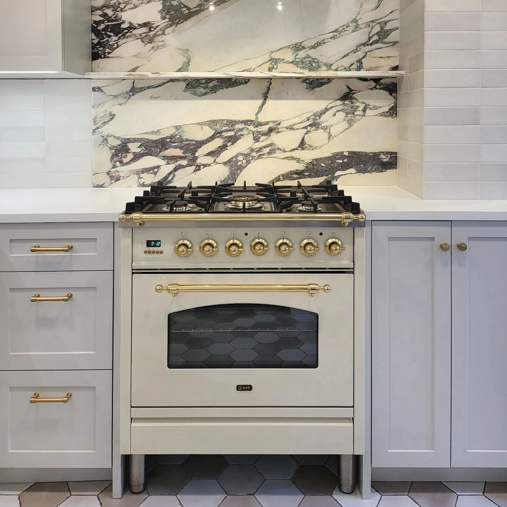 Aragaz pe gaz premium ILVE, Nostalgie, 60 cm, 4 arzatoare, cuptor electric 65 litri, design vintage, timer 60 min, usa cuptor cu 3 straturi de sticla, gatire ECO, dezghetare, 15 functii de gatire multiple, iluminare interioara automata, crem/ auriu, produs plasat in bucatarie