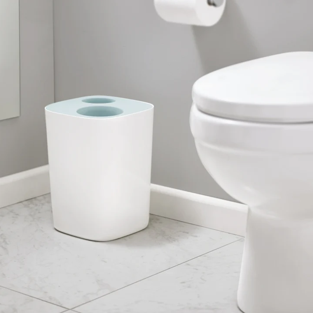 cos de gunoi joseph joseph, split, capacitate 8 litri, ideal pentru baie, 1 compartiment detasabil, 2 zone depozitare deseuri, deschidere facila, design compact, potrivit pentru colectare selectiva, bleu, in baie
