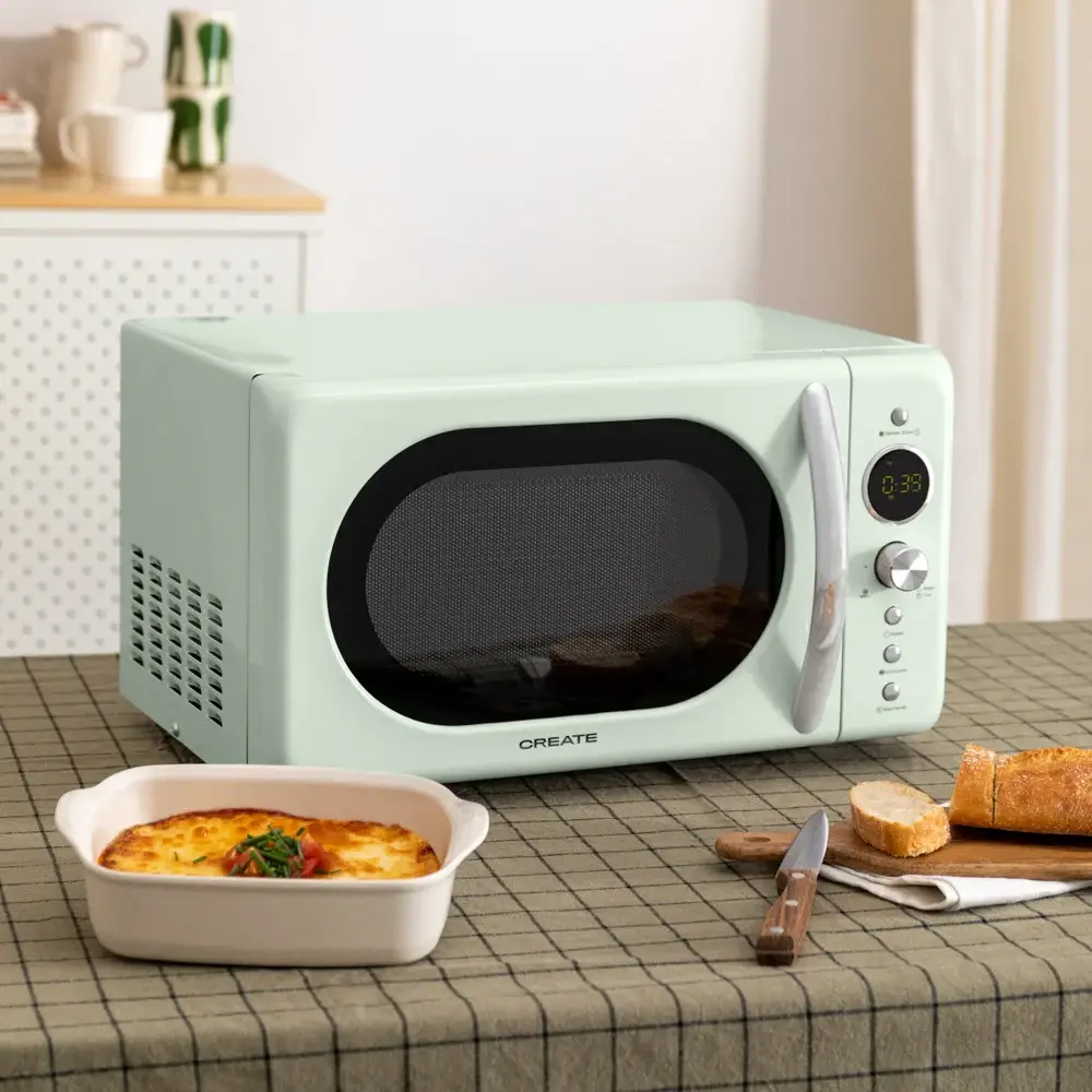 cuptor cu microunde retro de la create, pe masa la micul dejun
