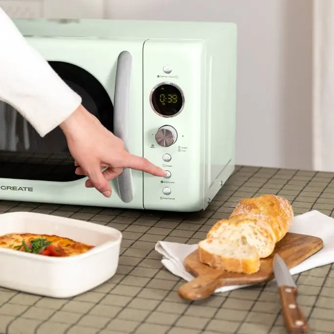cuptor cu microunde retro de la create, pe masa la micul dejun