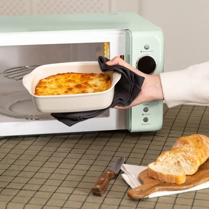 cuptor cu microunde retro de la create, pe masa la micul dejun, cartofi gratinati facuti cu functia grill