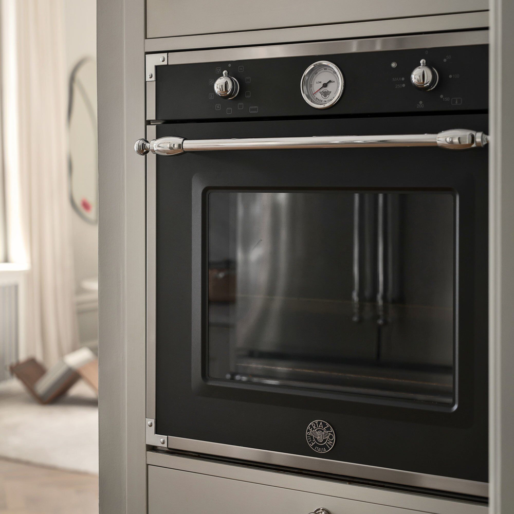 cuptor electric incorporabil cu convectie, bertazzoni, colectie heritage, cu capacitate de 76 litri si 8 moduri de gatire, incorporat in mobila de bucatarie, negru mat