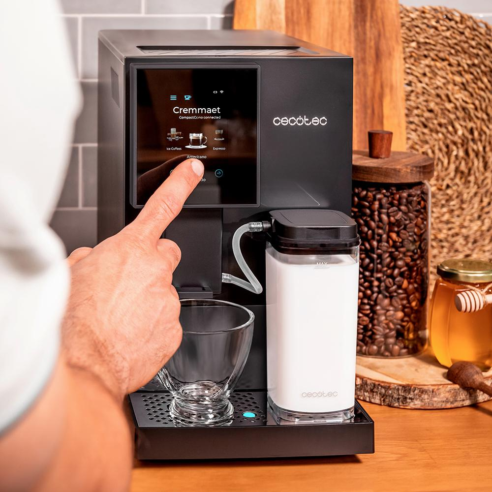 espressor automat cu rasnita cecotec, cremmaet compactccino, 19 bari, WiFi integrat, pana la 30 tipuri de cafea, rezervor boabe cafea 150 g, rezervor lapte 400 ml, display LCD, sistem thermoblock, sistem autocuratare, incalzire rapida, negru, mana care prepara cafea
