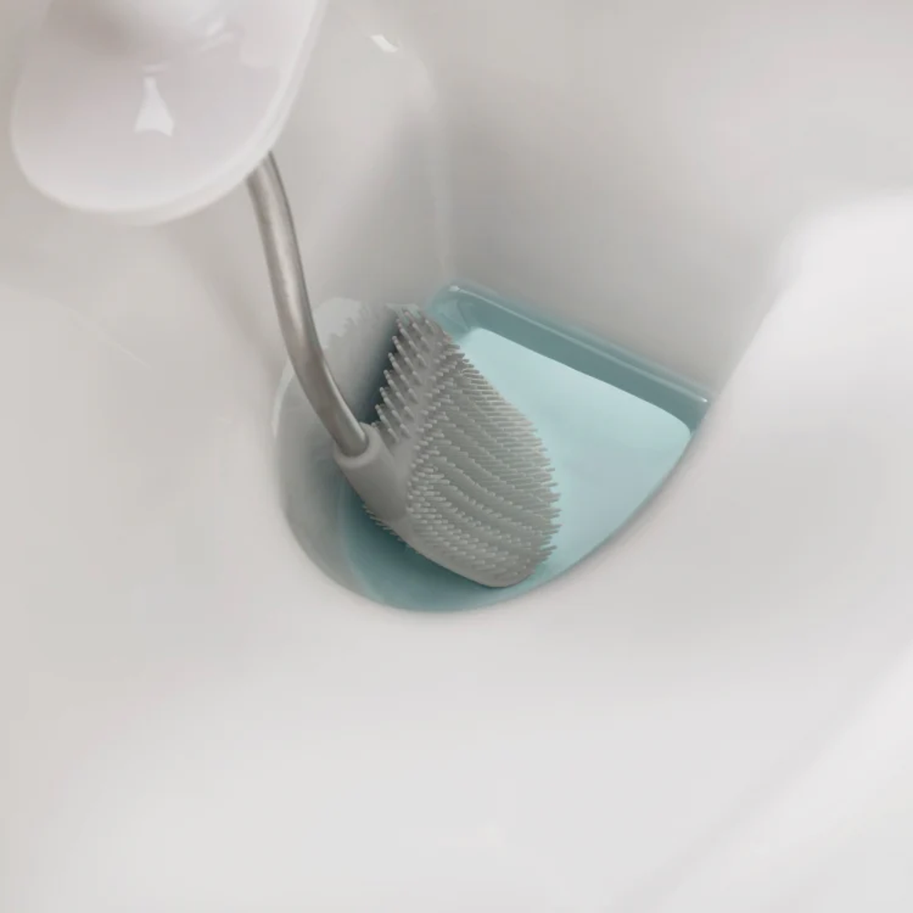 perie de toaleta cu suport, joseph joseph, flex, forma inovativa in forma d, depozitare igienica, cap flexibil, material otel inoxidabil si silicon, peri curatare distantati, anti-picurare, durabil, comact, curatare facila, alb, curatare margini