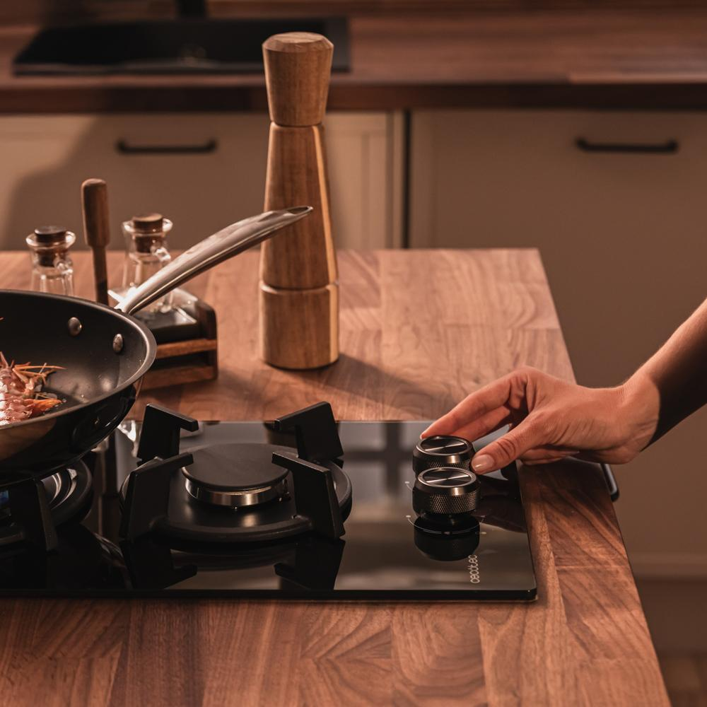 plita incorporabila pe gaz, cecotec, cu 2 arzatoare si putere de 5.25 kw, incorporata in blatul din bucatarie, negru