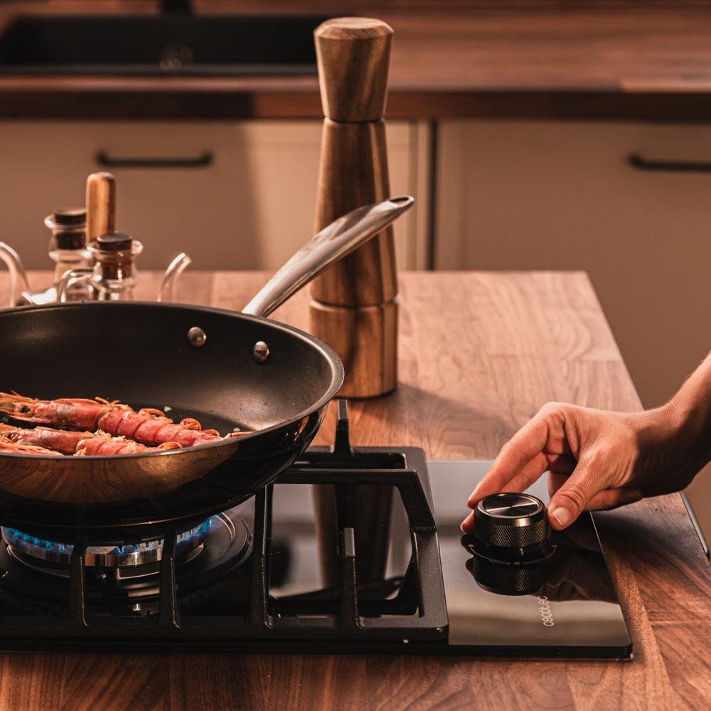 plita incorporabila pe gaz cecotec, bolero squad g, 29 cm, 1 arzator wok 3.5 kw, grilaj din fonta, comutatoare rotativa cu aprindere electrica, oprire de siguranta, design elegant, negru, plita in bucatarie