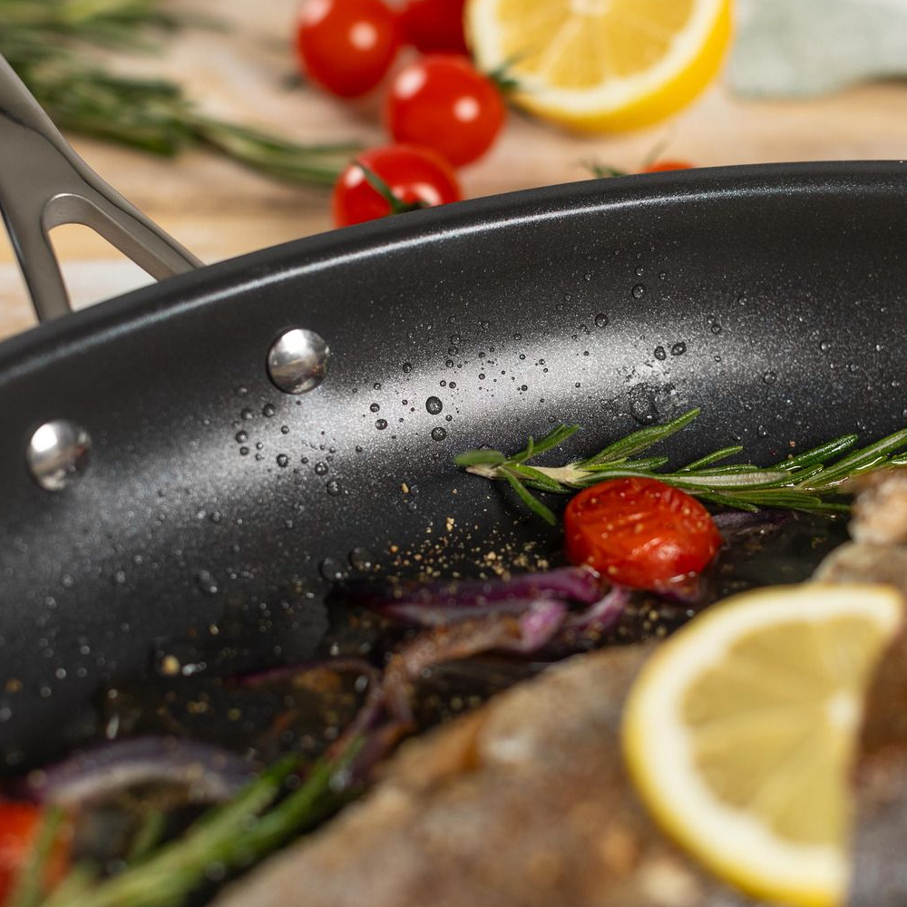 Tigaie pentru peste Kuhn Rikon, Allround, 36x25 cm, ideala pentru gatit peste intreg si fileuri, otel inoxidabil, 3 straturi antiaderente, distribuire uniforma a caldurii, compatibila cu toate sursele de caldura, inox, detaliu interior