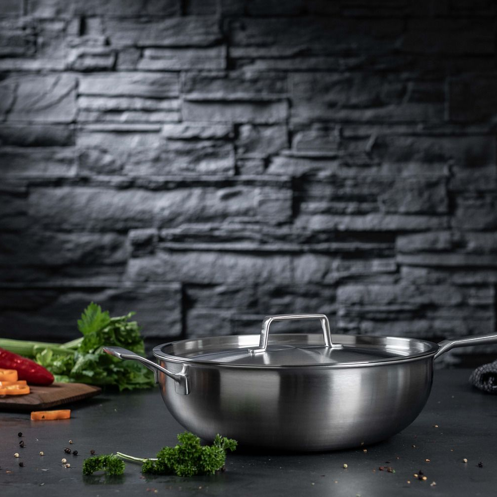 Tigaie Wok cu capac din otel inoxidabil Kuhn Rikon, Culinary Fiveply, Ø 28 cm, 4 litri, ideala sosuri si sotat, structura interna din 5 straturi, antiaderenta, distribuire uniforma a caldurii, manere Stay Cool, compatibila cu toate sursele de caldura, inox, produs pe masa in bucatarie