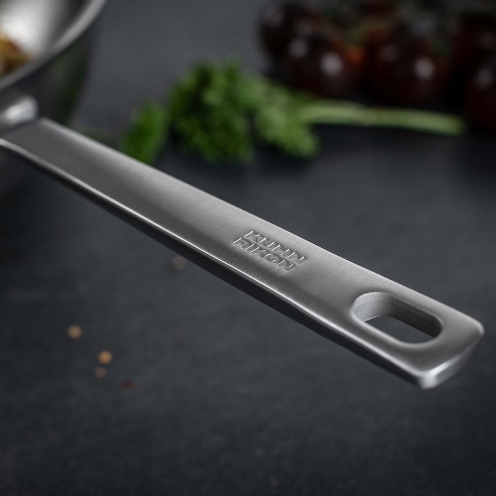 Tigaie Wok cu capac din otel inoxidabil Kuhn Rikon, Culinary Fiveply, Ø 28 cm, 4 litri, ideala sosuri si sotat, structura interna din 5 straturi, antiaderenta, distribuire uniforma a caldurii, manere Stay Cool, compatibila cu toate sursele de caldura, inox, logo pe maner