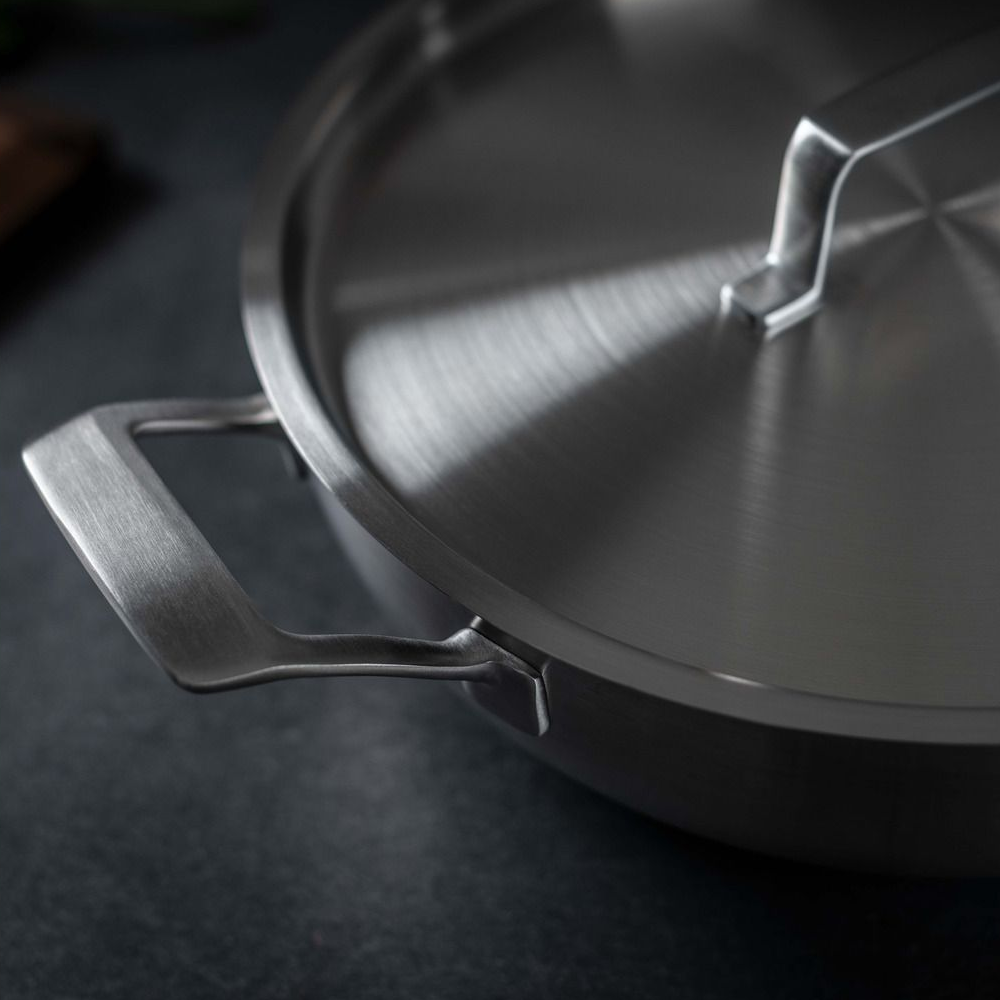 Tigaie Wok cu capac din otel inoxidabil Kuhn Rikon, Culinary Fiveply, Ø 28 cm, 4 litri, ideala sosuri si sotat, structura interna din 5 straturi, antiaderenta, distribuire uniforma a caldurii, manere Stay Cool, compatibila cu toate sursele de caldura, inox, prezentare manere laterale