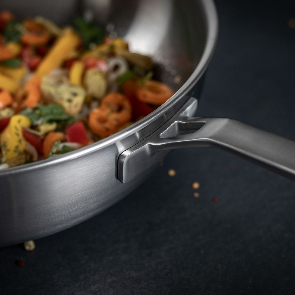 Tigaie Wok cu capac din otel inoxidabil Kuhn Rikon, Culinary Fiveply, Ø 28 cm, 4 litri, ideala sosuri si sotat, structura interna din 5 straturi, antiaderenta, distribuire uniforma a caldurii, manere Stay Cool, compatibila cu toate sursele de caldura, inox, legume in tigaie si prezentare maner