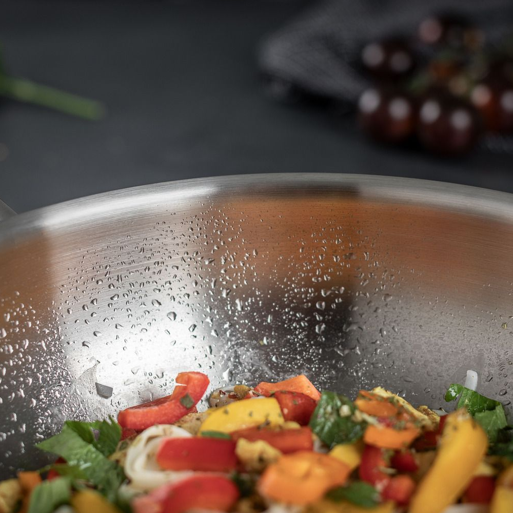 Tigaie Wok cu capac din otel inoxidabil Kuhn Rikon, Culinary Fiveply, Ø 28 cm, 4 litri, ideala sosuri si sotat, structura interna din 5 straturi, antiaderenta, distribuire uniforma a caldurii, manere Stay Cool, compatibila cu toate sursele de caldura, inox, legume in tigaie