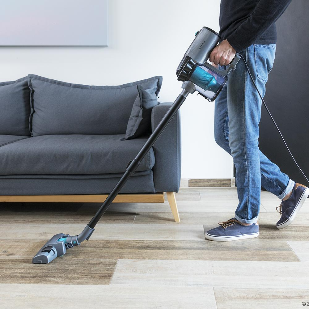 aspirator vertical si de mana 2in1 fara sac, cecotec, conga thunderbrush, folosit in sufragerie pentru a aspira pardoselile, gri