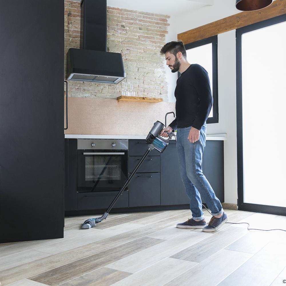 aspirator vertical si de mana 2in1 fara sac, cecotec, conga thunderbrush, folosit in bucatarie pentru a aspira pardoselile, gri