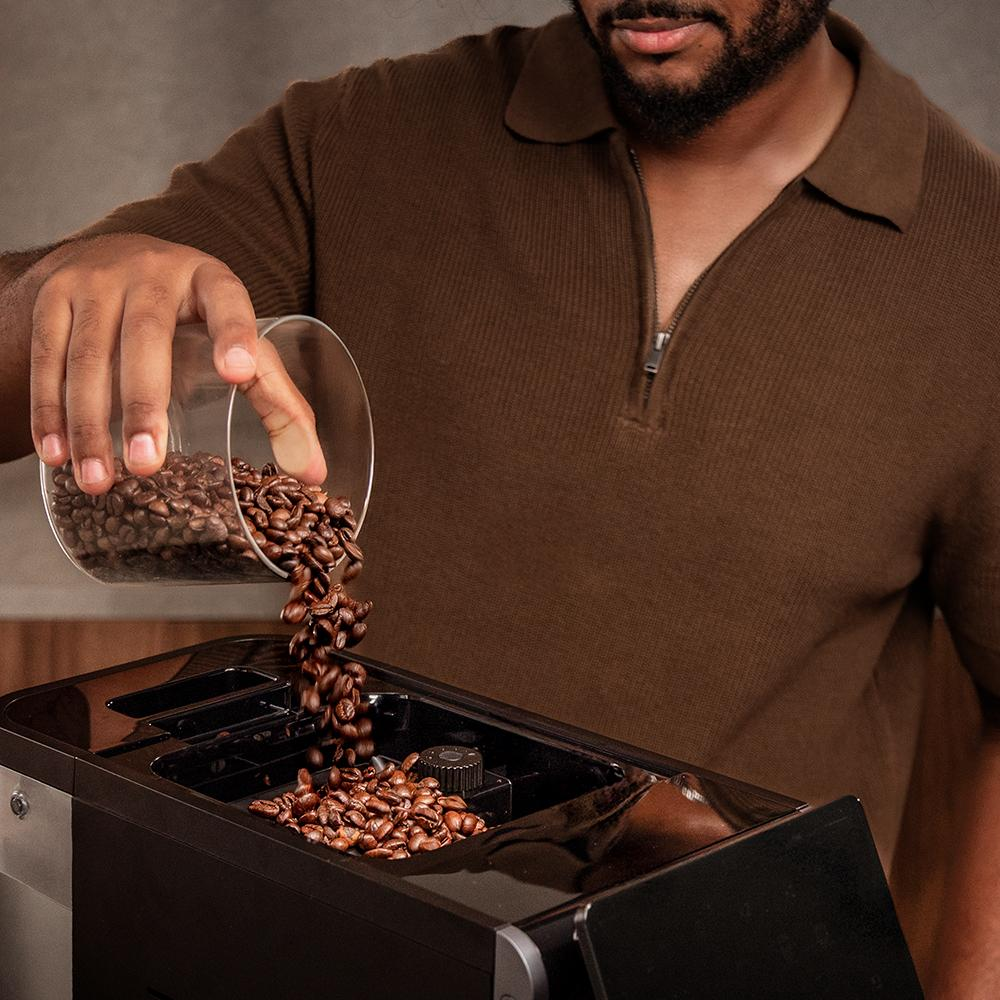 Espressor automat cu rasnita Cecotec, Cremmaet Lungo Latte, 19 bari, rezervor apa 2 l, rezervor boabe cafea 280 g, rezervor lapte 240 ml, rasnita din otel inoxidabil, functie spumare lapte, panou control cu ecran tactil, sistem Thermoblock, sistem decalcifiere, negru, baobe de cafea puse in rasnita