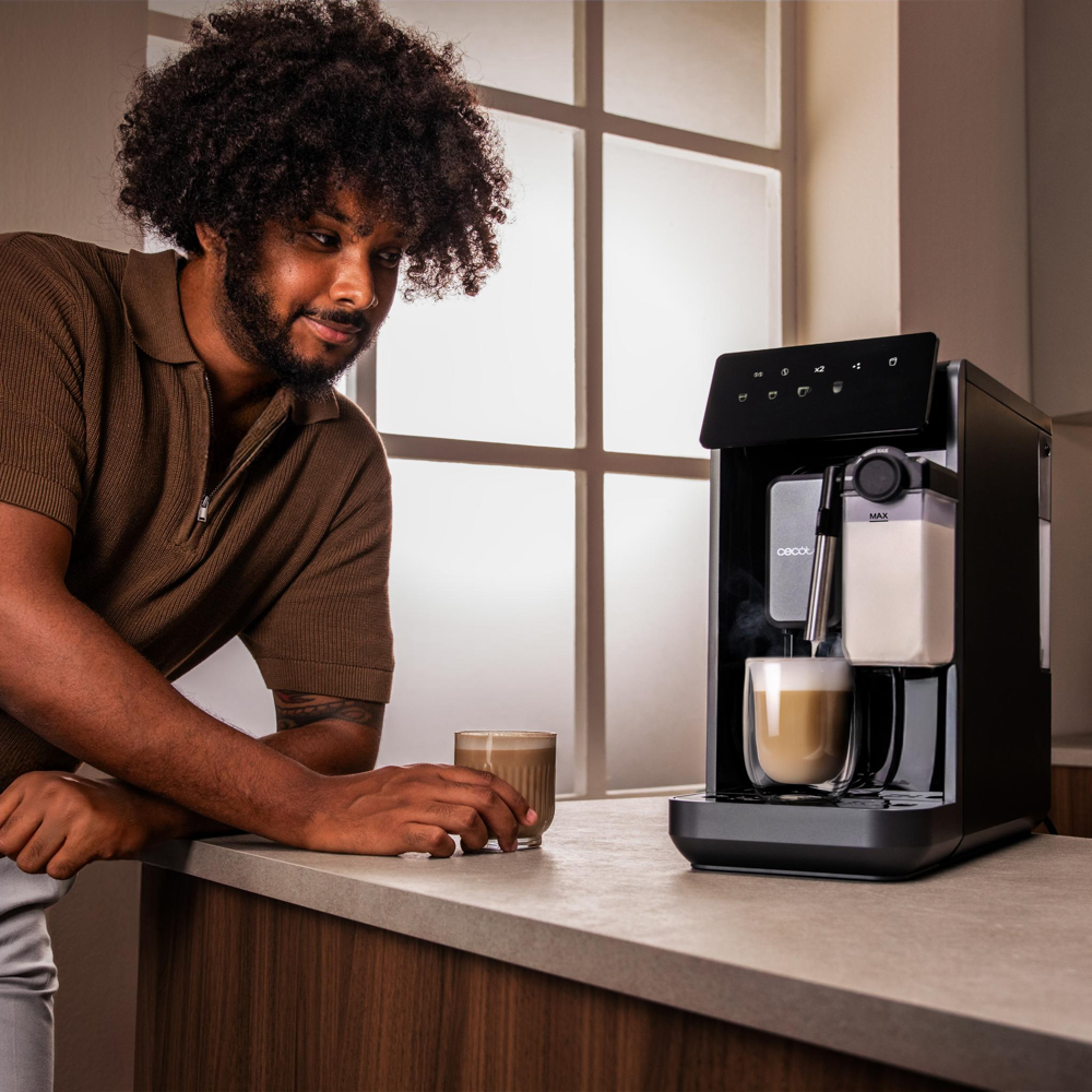 Espressor automat cu rasnita Cecotec, Cremmaet Lungo Latte, 19 bari, rezervor apa 2 l, rezervor boabe cafea 280 g, rezervor lapte 240 ml, rasnita din otel inoxidabil, functie spumare lapte, panou control cu ecran tactil, sistem Thermoblock, sistem decalcifiere, negru, barbat langa espressor