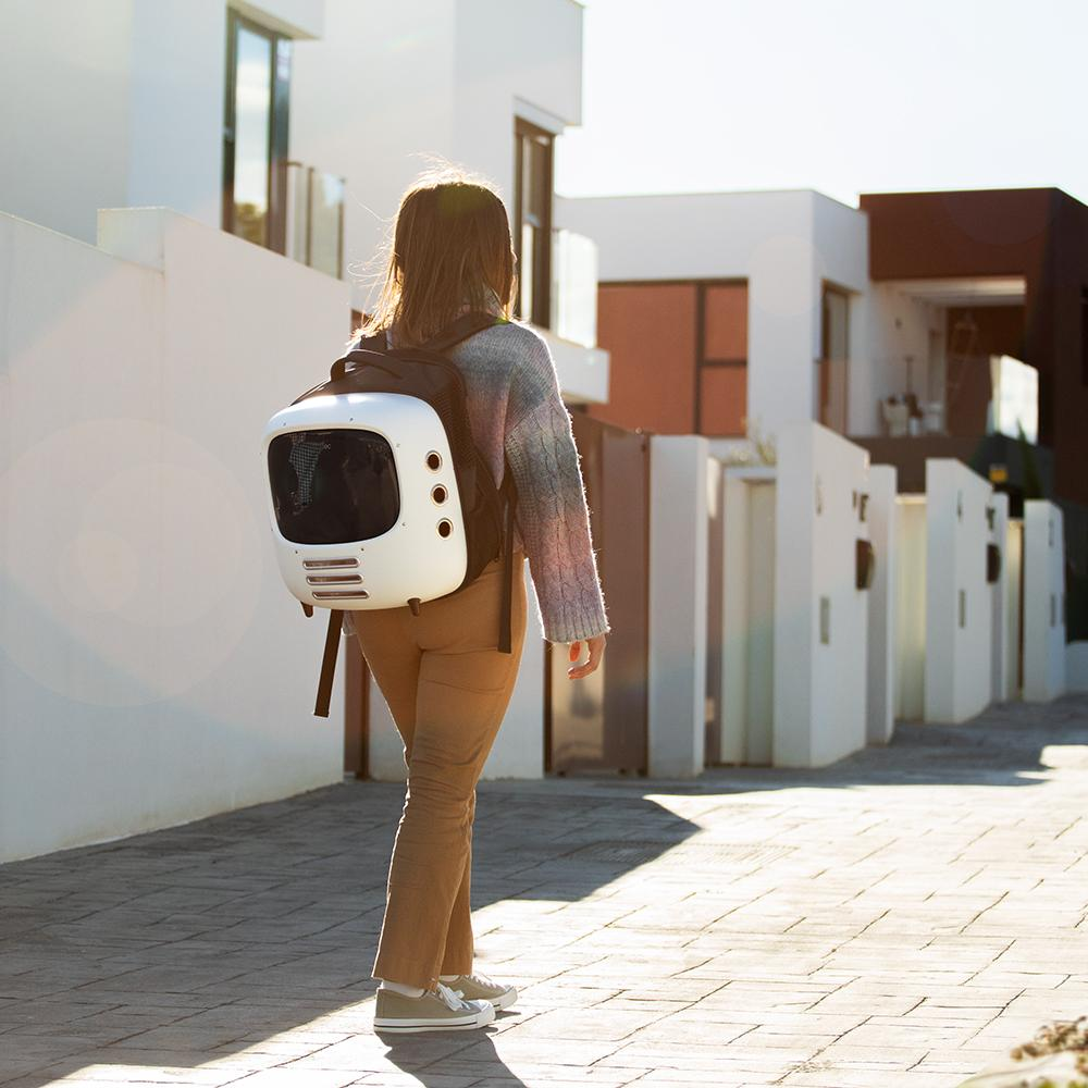 Geanta pentru transport pisici Cecotec, Pumba 1800, sistem ventilare in 2 trepte, fereastra vizibilitate, design ergonomic, pentru pisici de pana la 8 kg, lumina interioara, confortabil si spatios, alb, femeie cu pisica in spate