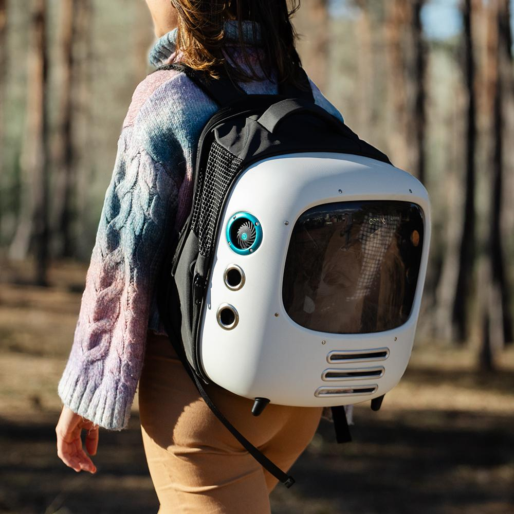 Geanta pentru transport pisici Cecotec, Pumba 1800, sistem ventilare in 2 trepte, fereastra vizibilitate, design ergonomic, pentru pisici de pana la 8 kg, lumina interioara, confortabil si spatios, alb, ghiozdan purtat in spate