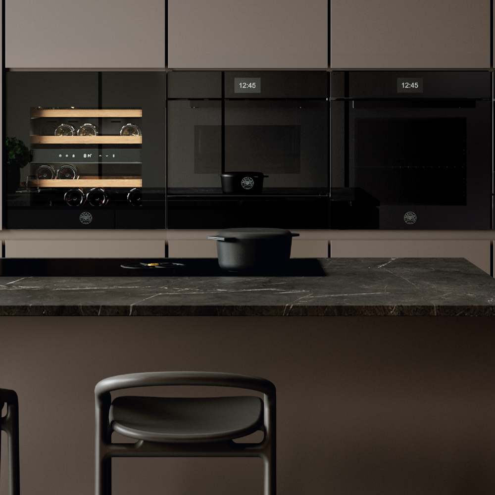 racitor de vin incorporabil, bertazzoni, colectie modern, cu capacitate de 24 sticle si 3 rafturi din lemn, incorporat in mobila alaturi de cuptorul si espressorul din colectia modern, negru