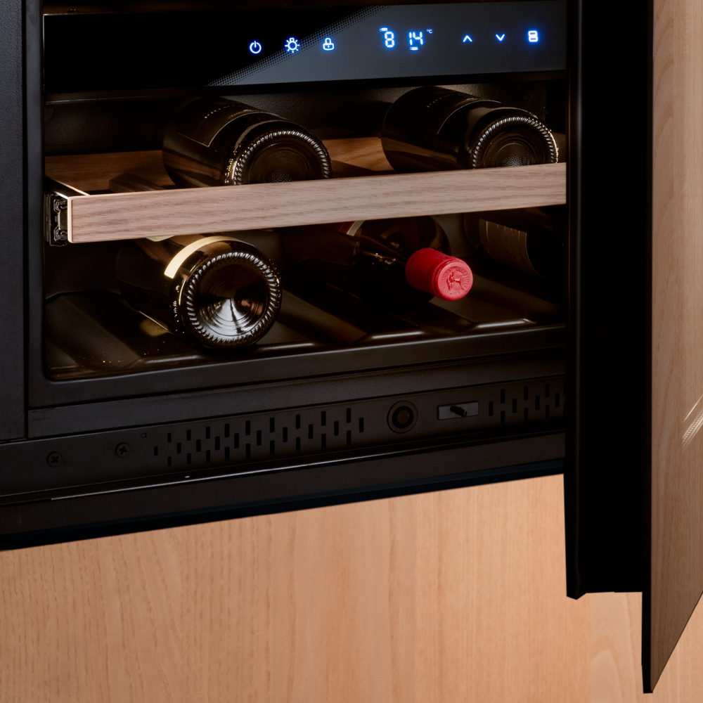 racitor de vin incorporabil, bertazzoni, colectie modern, cu capacitate de 24 sticle si 3 rafturi din lemn, cu zona inferioara pentru vin alb, negru